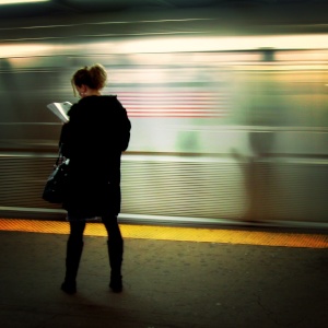 zdjęcie osoby czytającej na peronie
