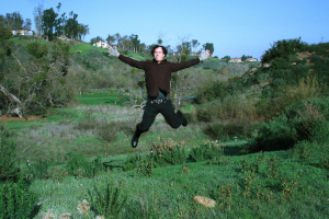 zdjęcie osoby skaczącej na łące